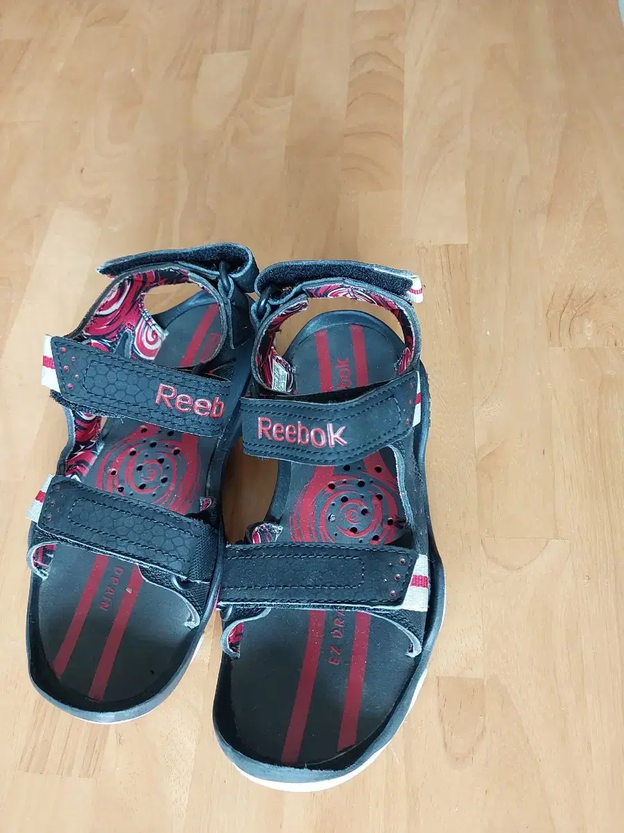 Sandal Rebook 200