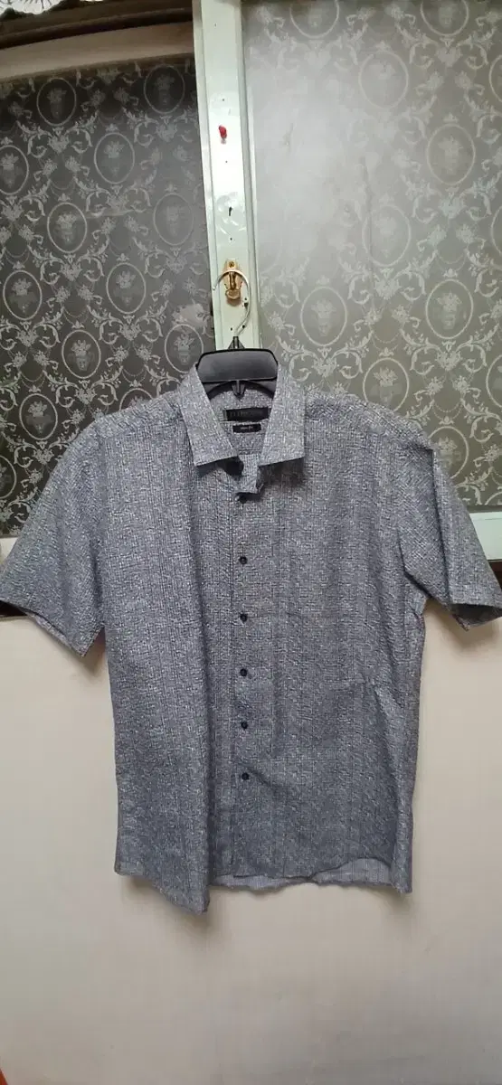 L'Oréal Golf Jimmy shirt size 105Designed byDesirable Not so much