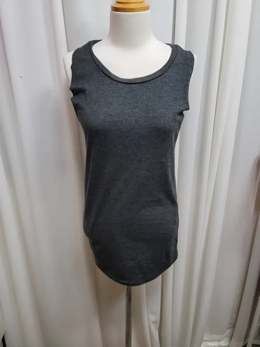 Slit Sleeveless T-shirt