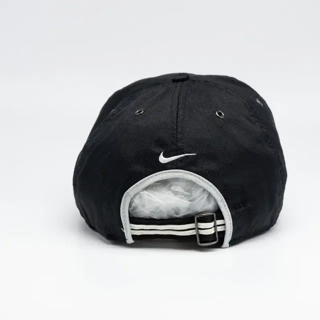 VINTAGE NIKE SOCCER LINNED BLACK HAT