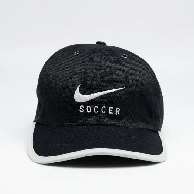 VINTAGE NIKE SOCCER LINNED BLACK HAT