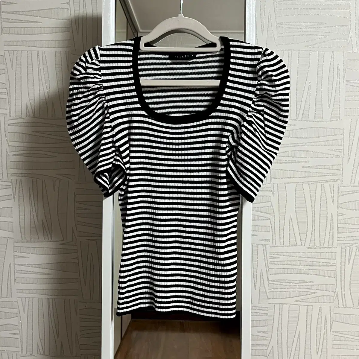 JEIKEI Jay Kay Striped Puff Ribbed Vahn Tee