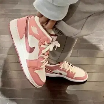 [240] Nike Air Jordan 1 Mid GS Coral Chalk Desert Vari