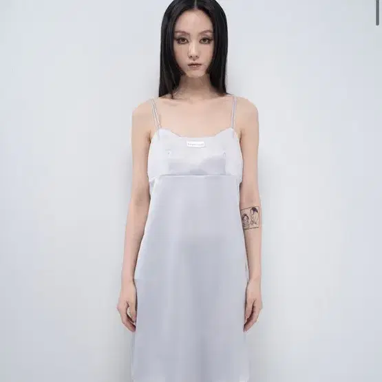 러프넥  SATIN BABY-DOLL SLIP DRESS