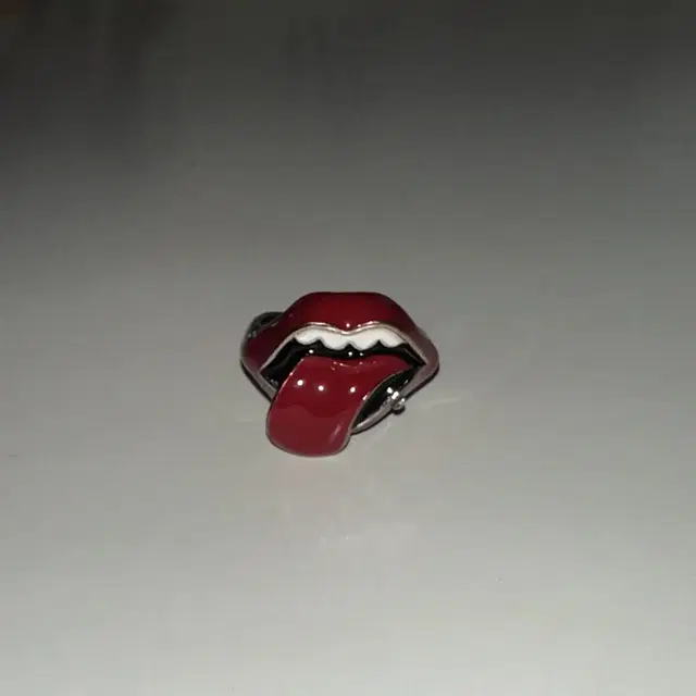 Red lip freaky cubic vtg ring