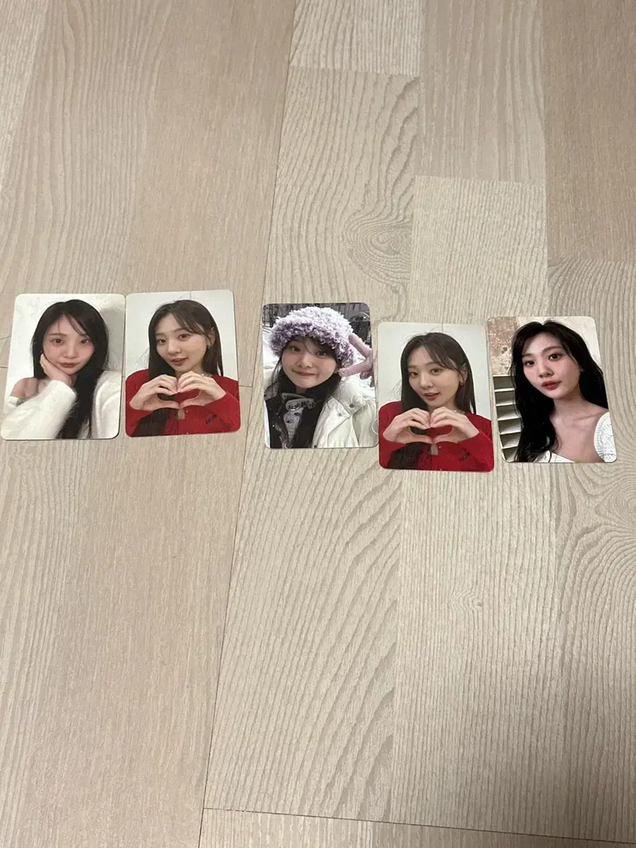 BallRedAdolescentMaryRoundPhotocard