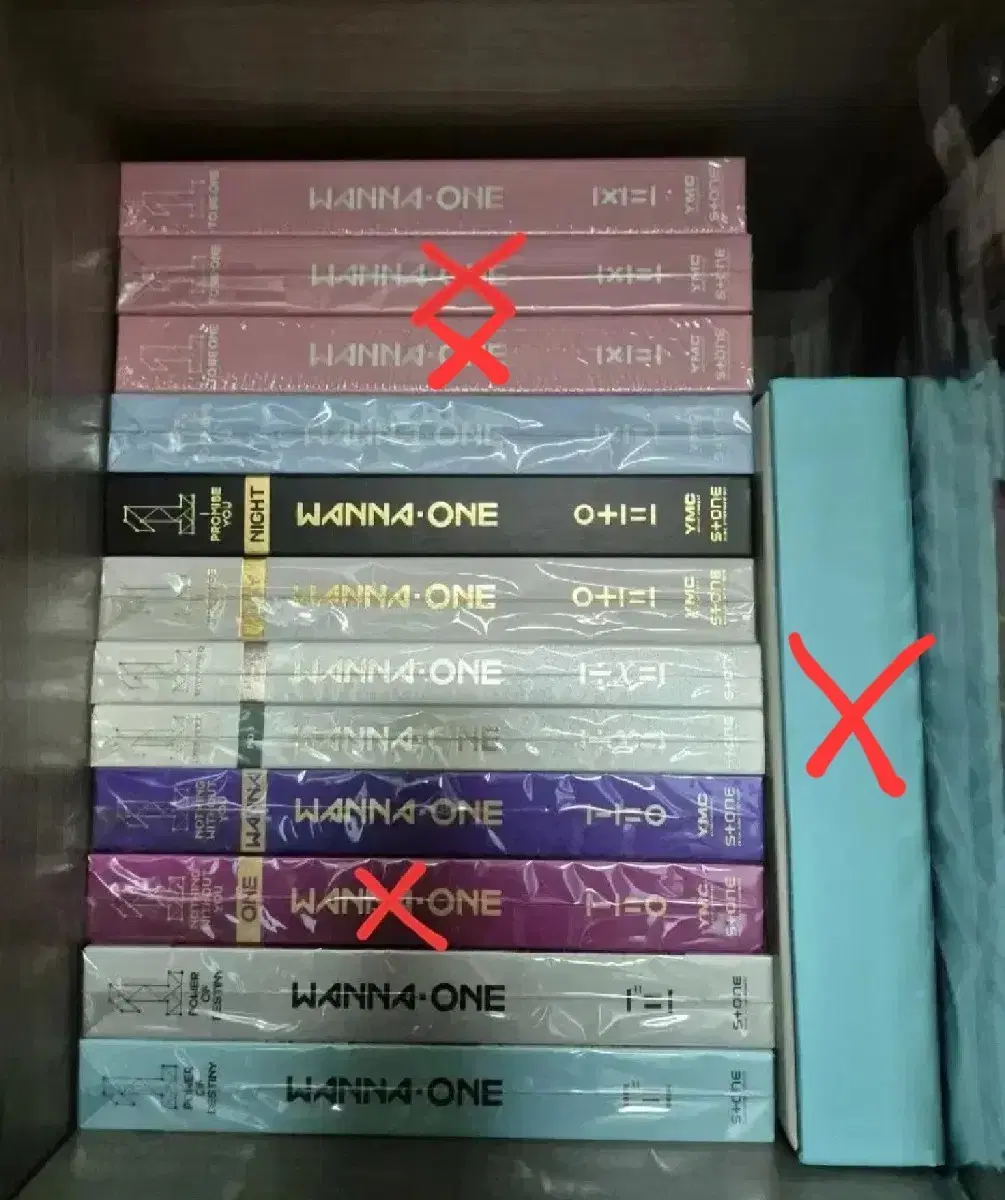 Wanna One album (lots of Park Jihoon merch!)