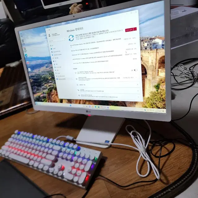 엘지 일체형pc 24인치 모니터에 모든게 다 들어간 pc 판매합니다 완전