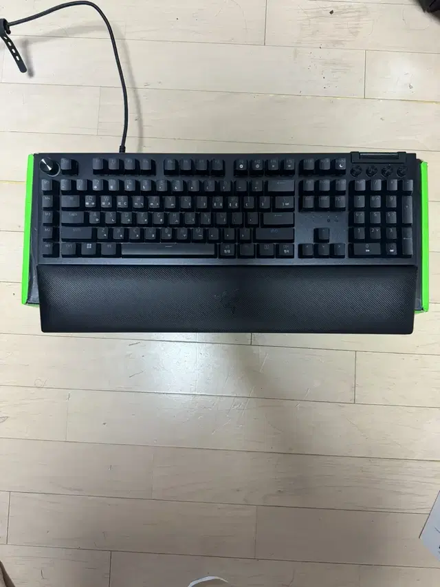 Razer 블랙위도우 v4 pro 기계식 키보드 박스 풀셋 팝니다