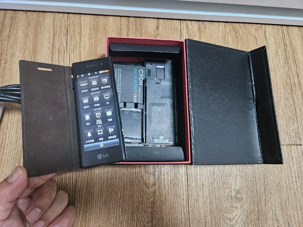 I sell a full box of KT New Chocolate KU6300 A-class touch phone rare phone