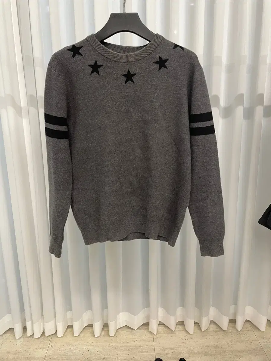 (95-100)Givenchy Star Knit Gray