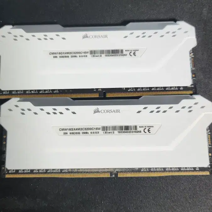 DDR4 커세어 램 16기가 8Gx2개, 삼성 램 8기가 2개