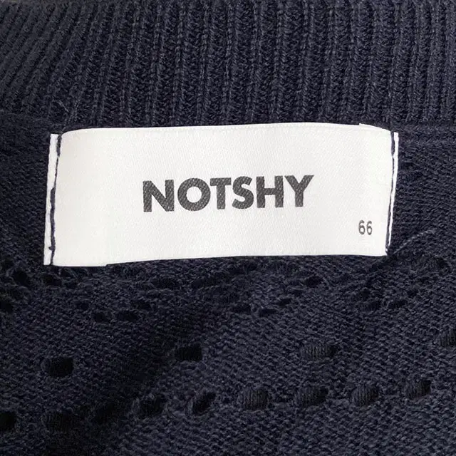 NOTSHY 펀칭 네이비 스트랩 가디건