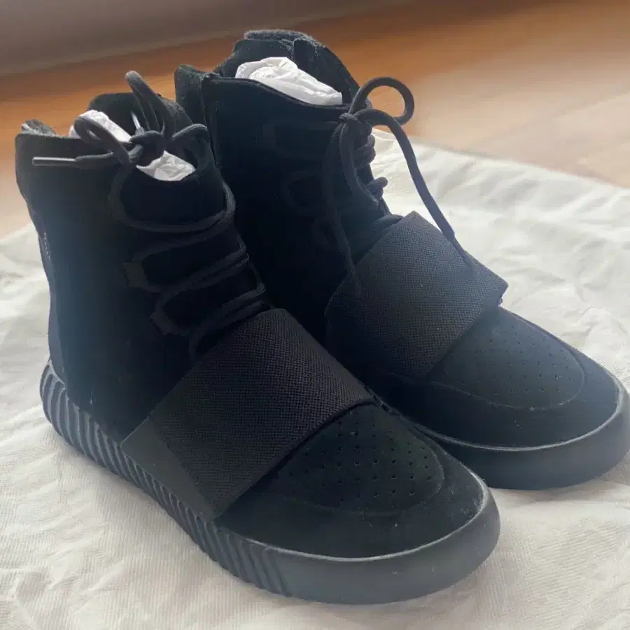 Yeezy BOOST750