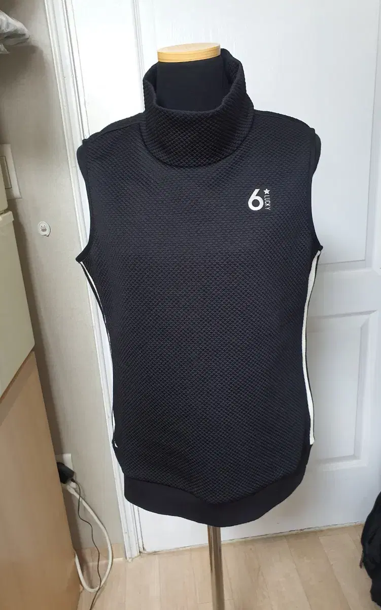 Phantom Windproof Vest and Sleeveless 100 (about 66 77) in the best condition