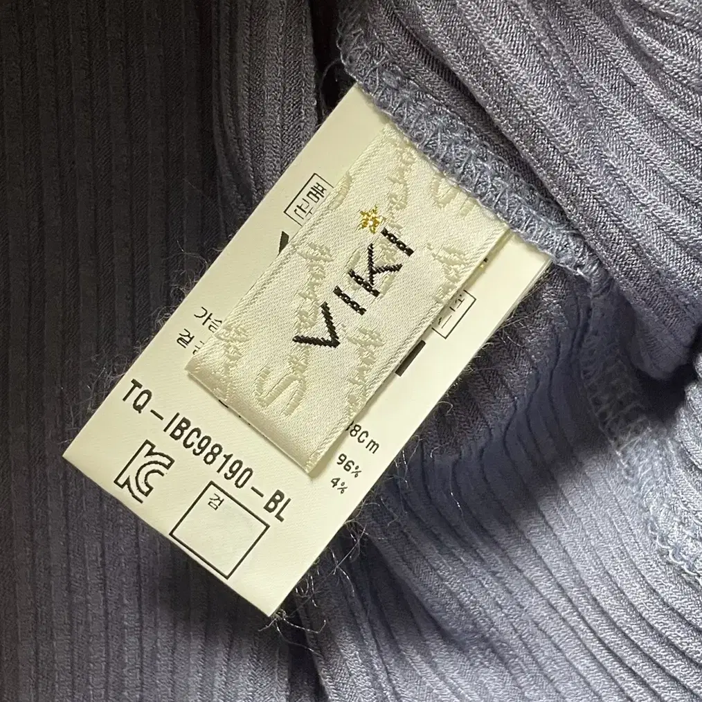 VIKI 어깨장식 슬림핏 티셔츠