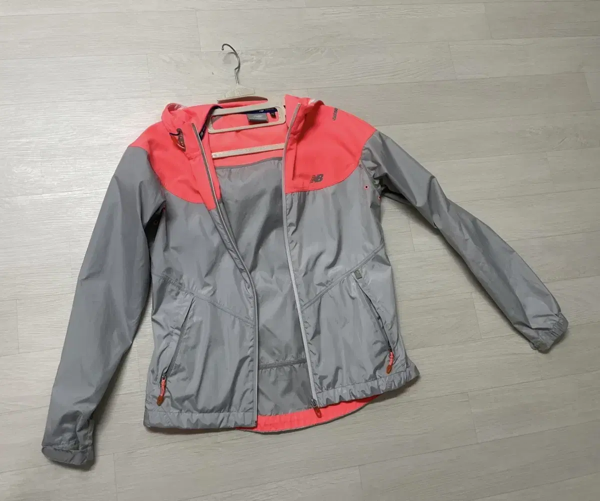 New Balance Windbreaker Women85