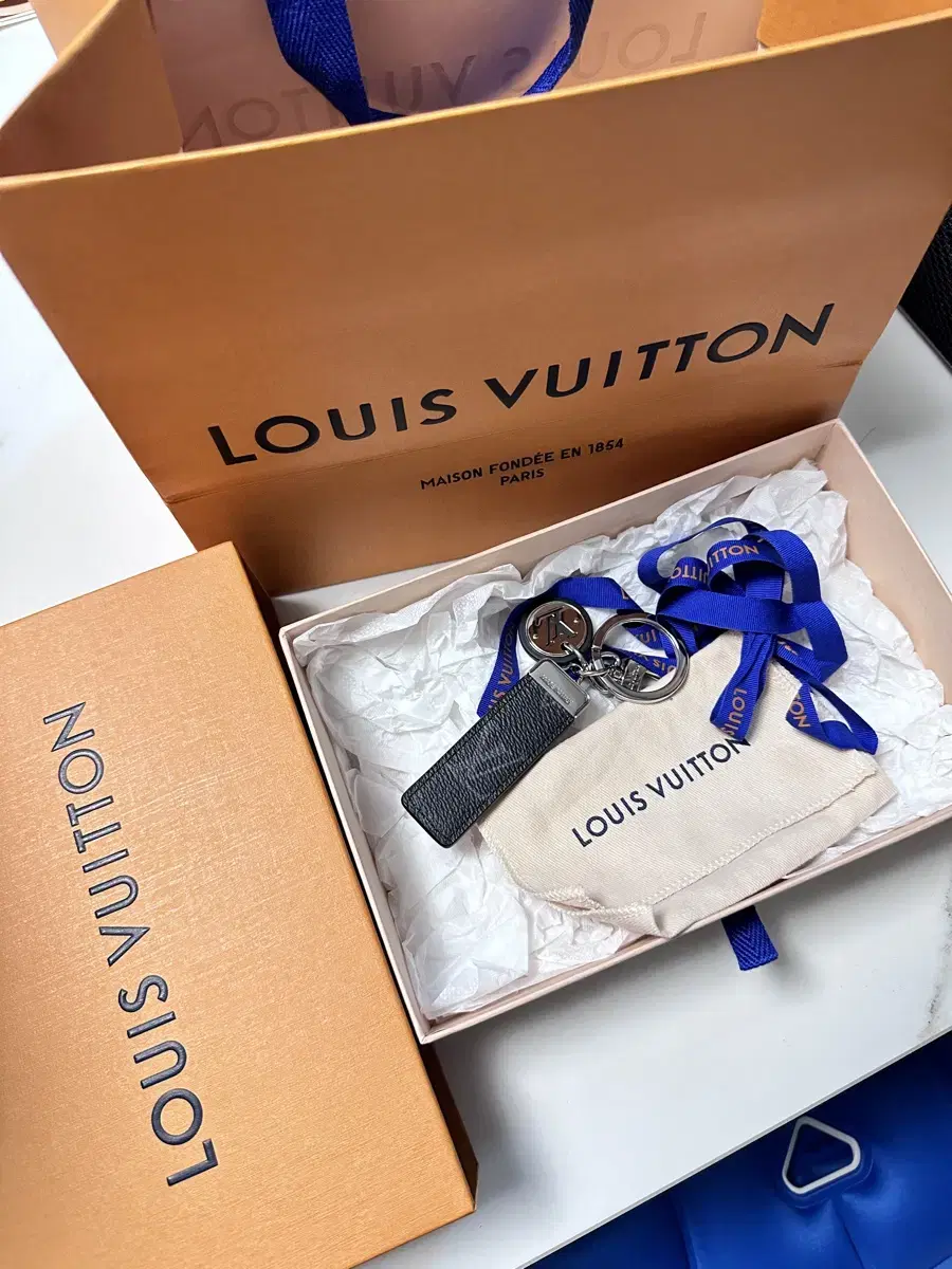 루이비통 LOUISVUITTON 남자 네오 LV 클럽 백 참 앤 키 홀더