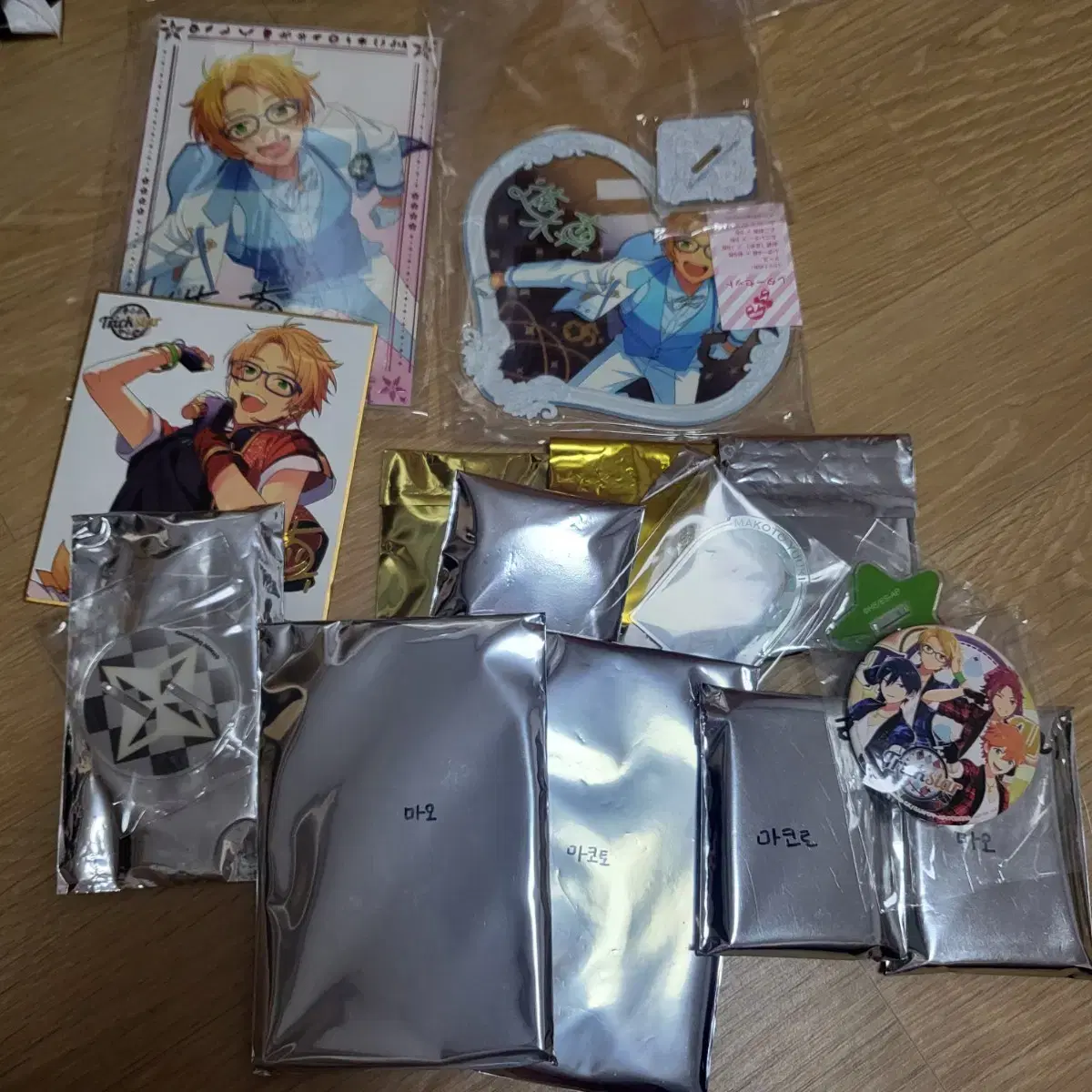 Yuuki Makoto Heart Acrylic 3rd Anniversary Portrait and other goods in bulk