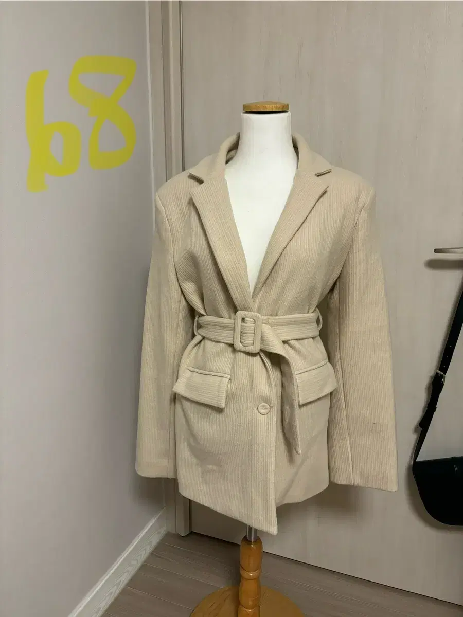 Belted coat with quilting inside