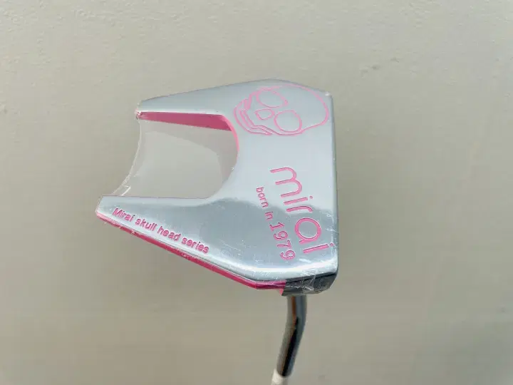 Mirai Skull Pink Mallet Putter 33-inch