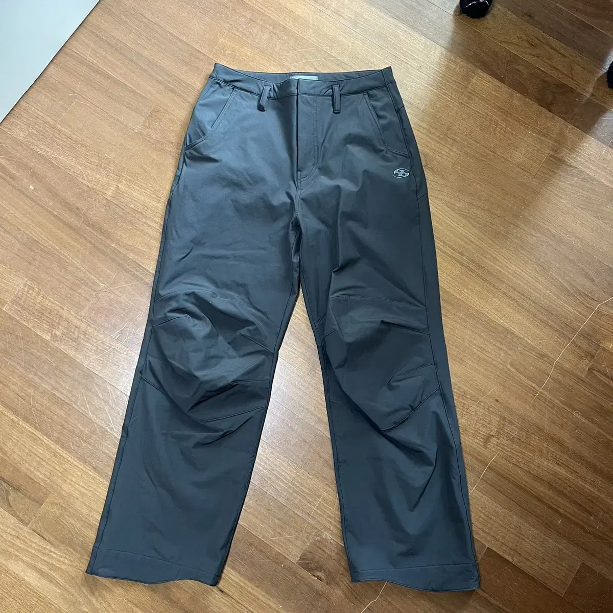 산산기어 PANELED DART PANTS