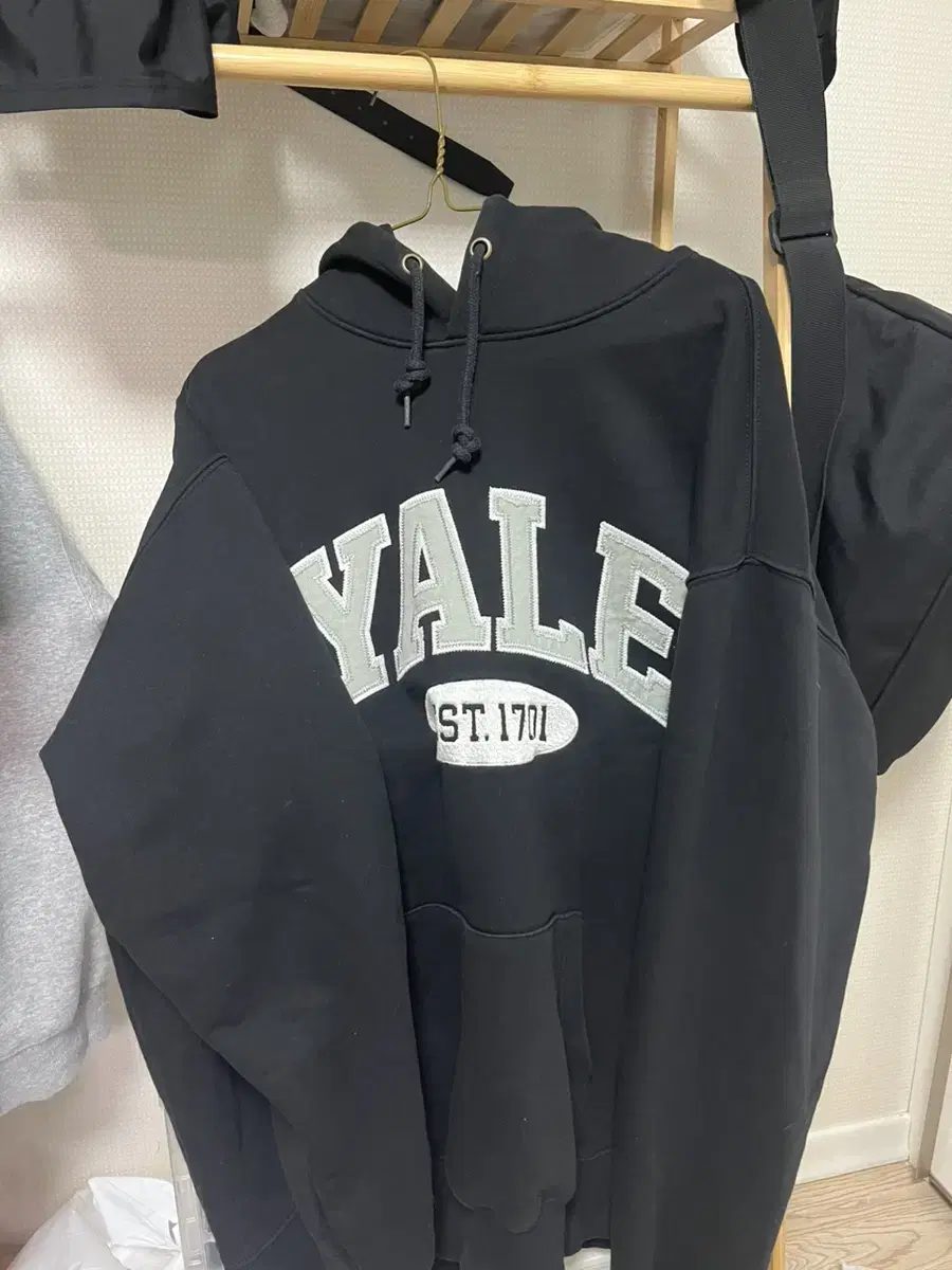 Yale Black Hooded L