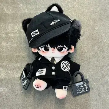 I am selling (in kind) a 20cm cat black suit doll clothes 