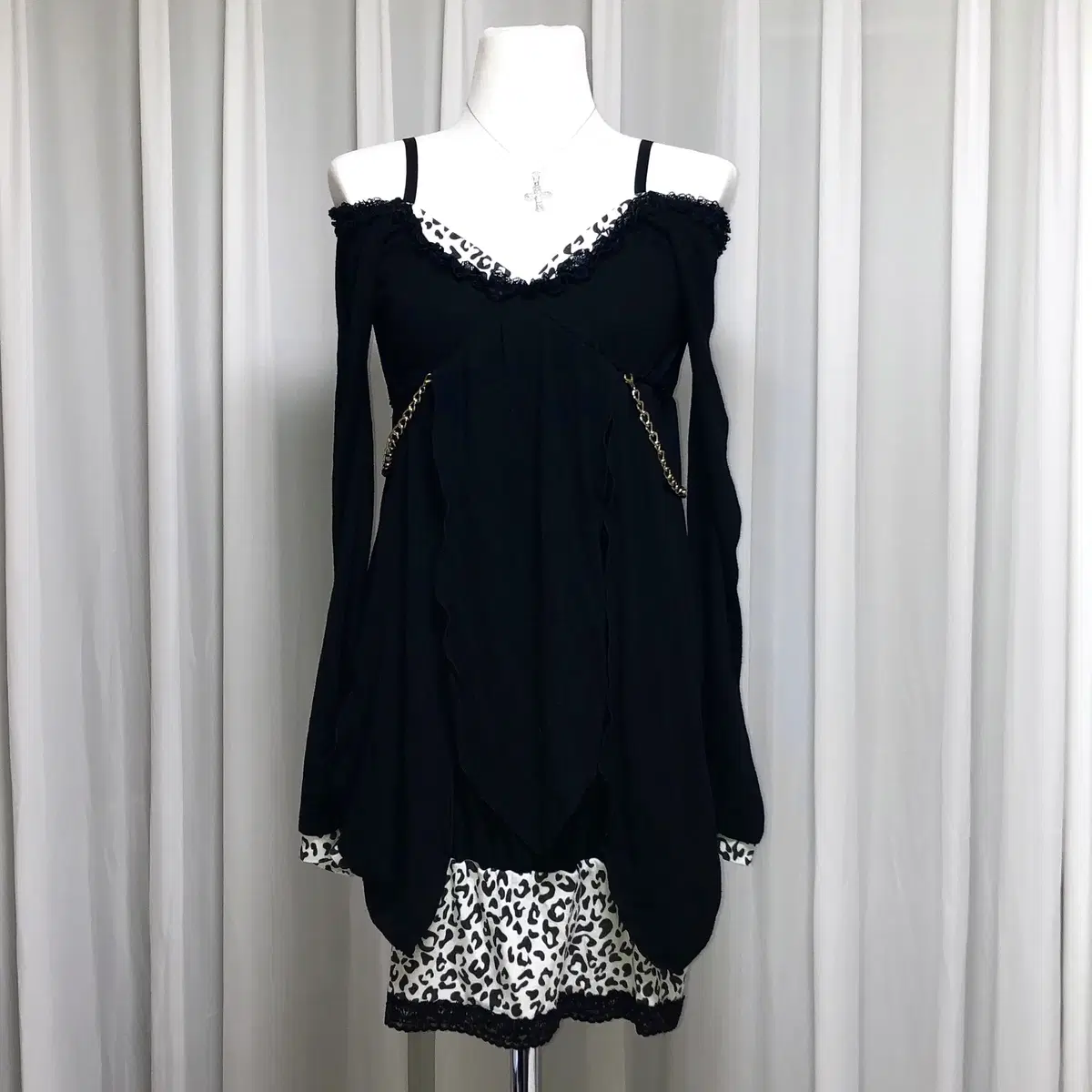 Hopi Chain Off Shoulder ONEPIECE Black