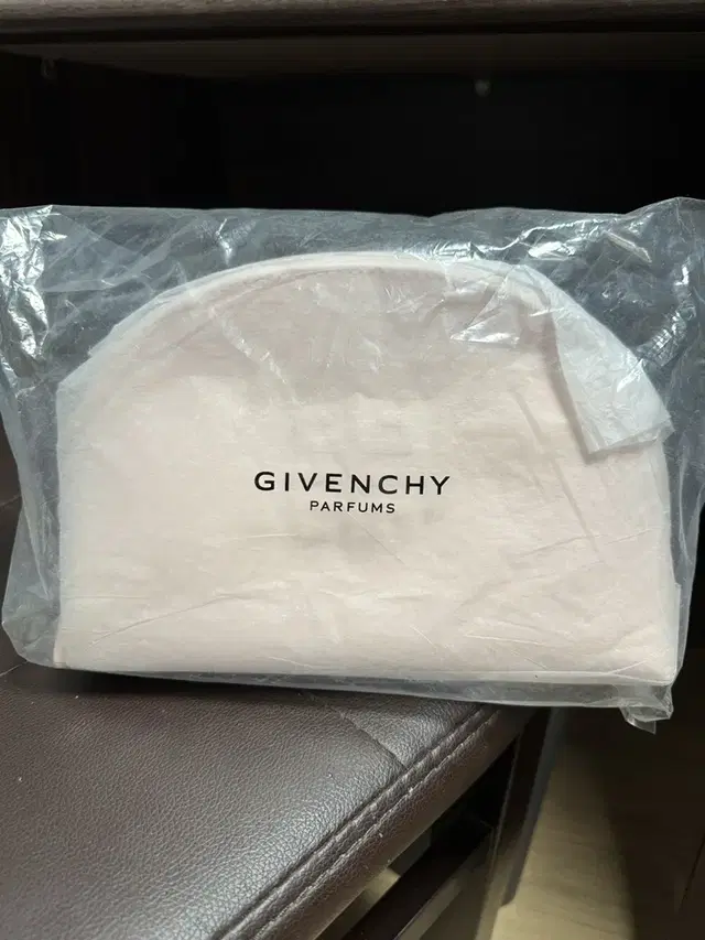 정품  미개봉 Givenchy 지방시 핑크 메이크업 파우치