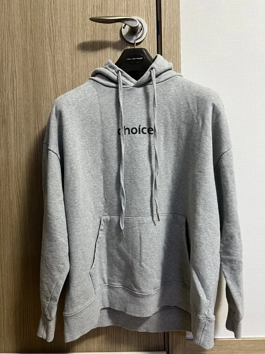 choiceGray hoodie / light blue jeans