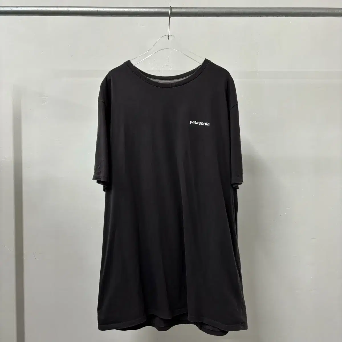 Patagonia Logo Printed Vahn Short Sleeve Tee (100) Quick sale