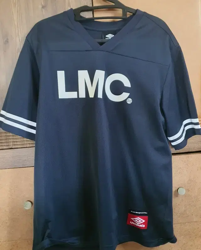 LMC x 엄브로 콜라보 반팔 m사이즈