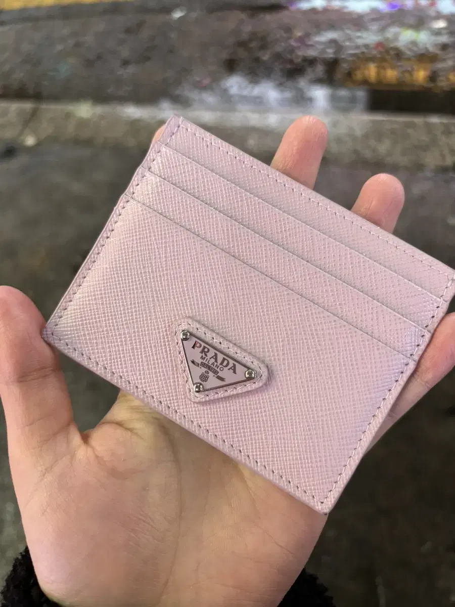 A must-have for princesses: the Prada kard wallet