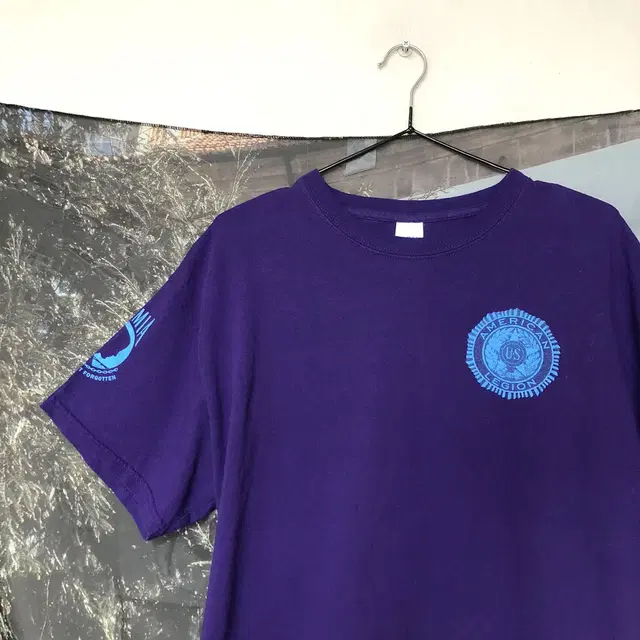 Vintage GILDAN post 751 purple t