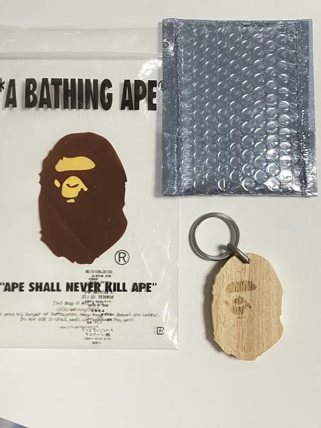 BAPE 베이프 우드 나무 키링 APE HEAD WOOD KEYCHAIN