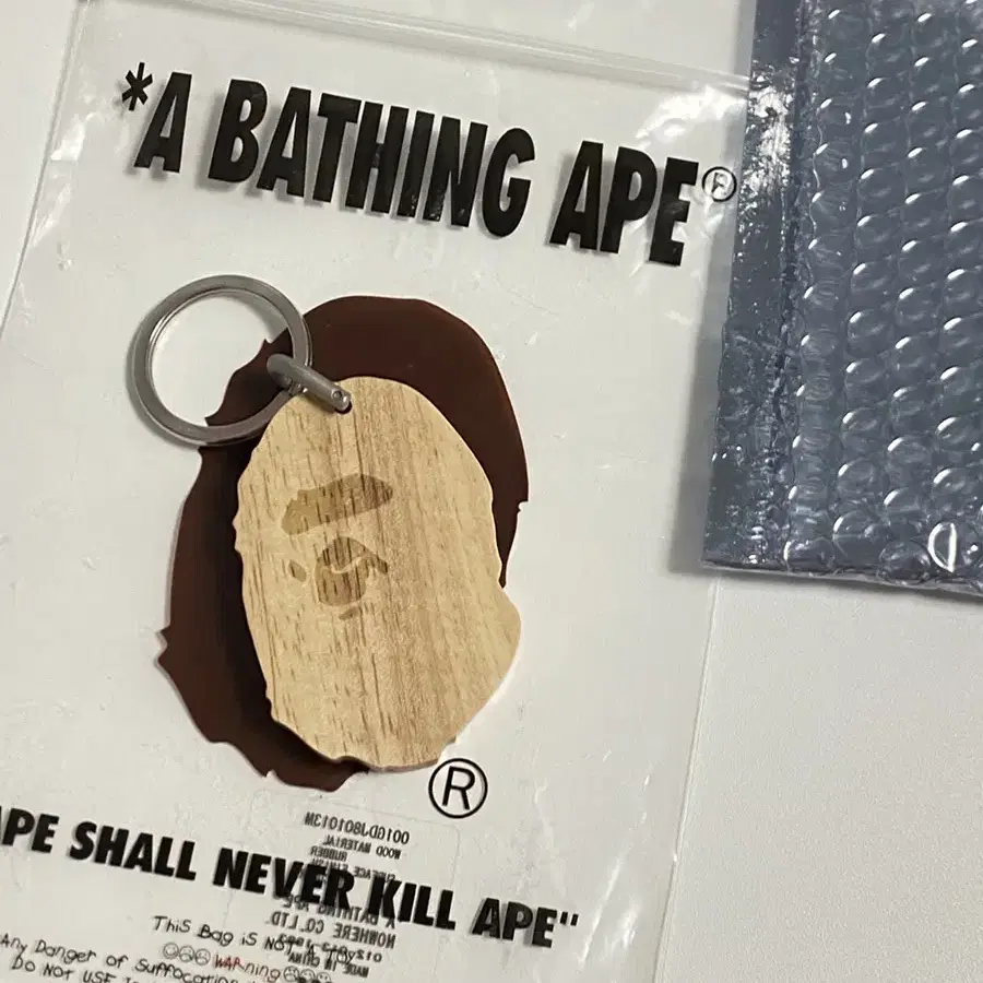 BAPE 베이프 우드 나무 키링 APE HEAD WOOD KEYCHAIN