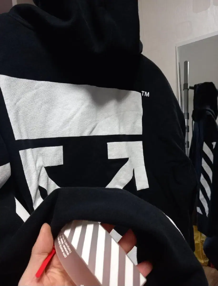 (Free shipping)Off white arrow hoodie size 110 almost new!!!