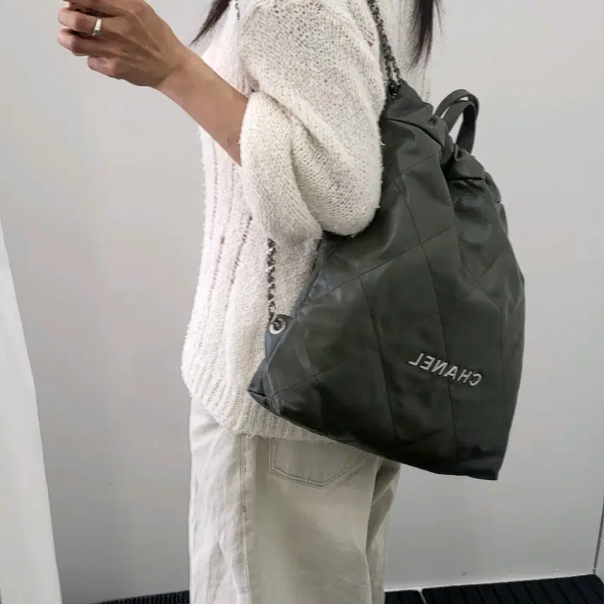 샤넬 22백 백팩 라지 카키 은장 사진 1