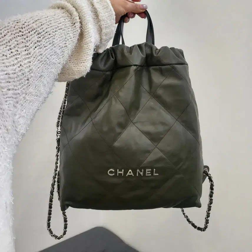 샤넬 22백 백팩 라지 카키 은장 사진 2