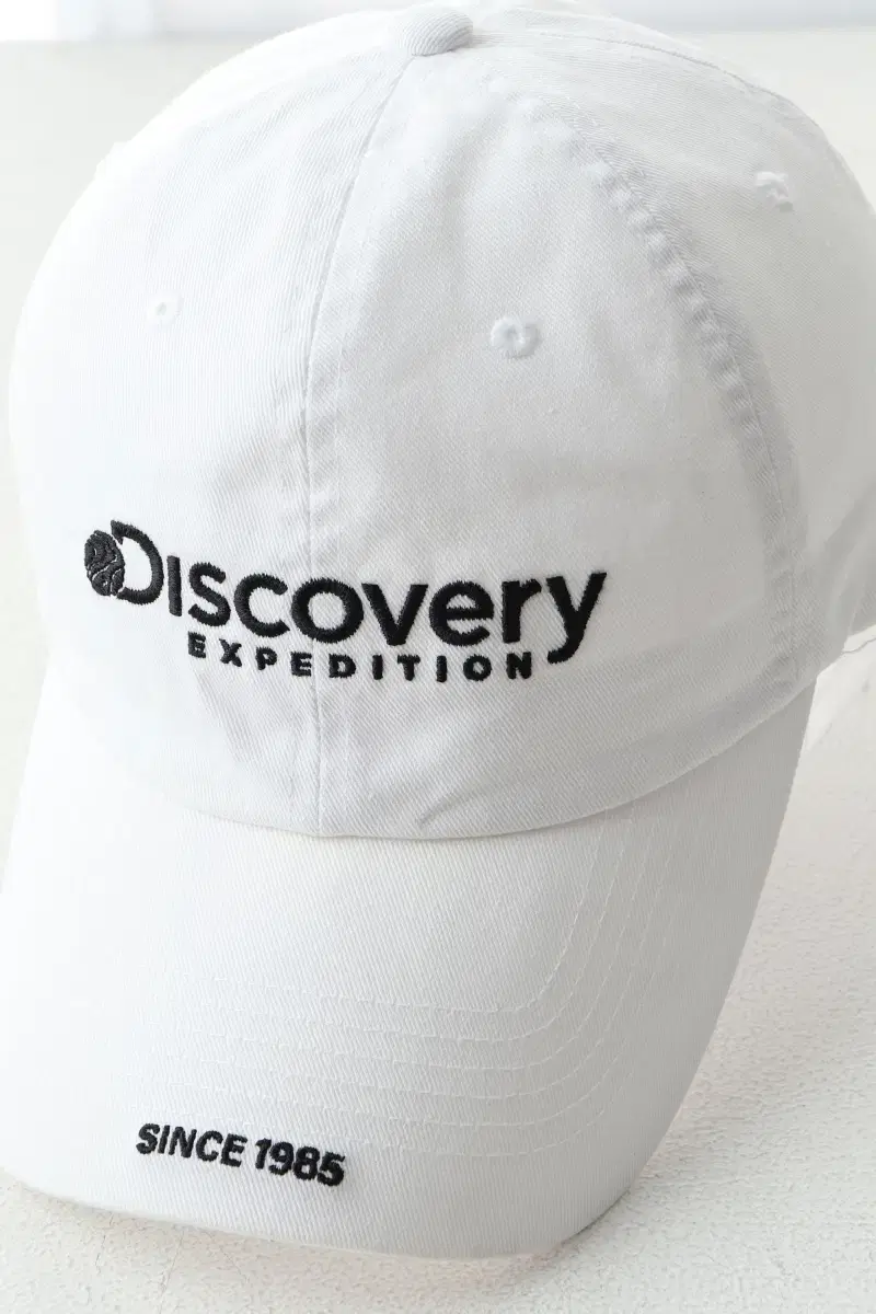 W(F) Discovery Baseball Cap Ballcap White Big Logo Old School-2142