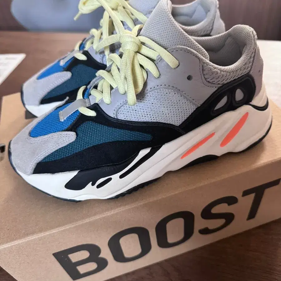 Adidas Yeezy 700 웨이브러너 (235cm)