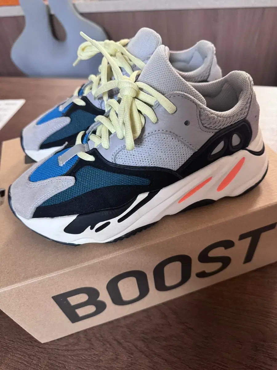 Adidas Yeezy 700 웨이브러너 (235cm)