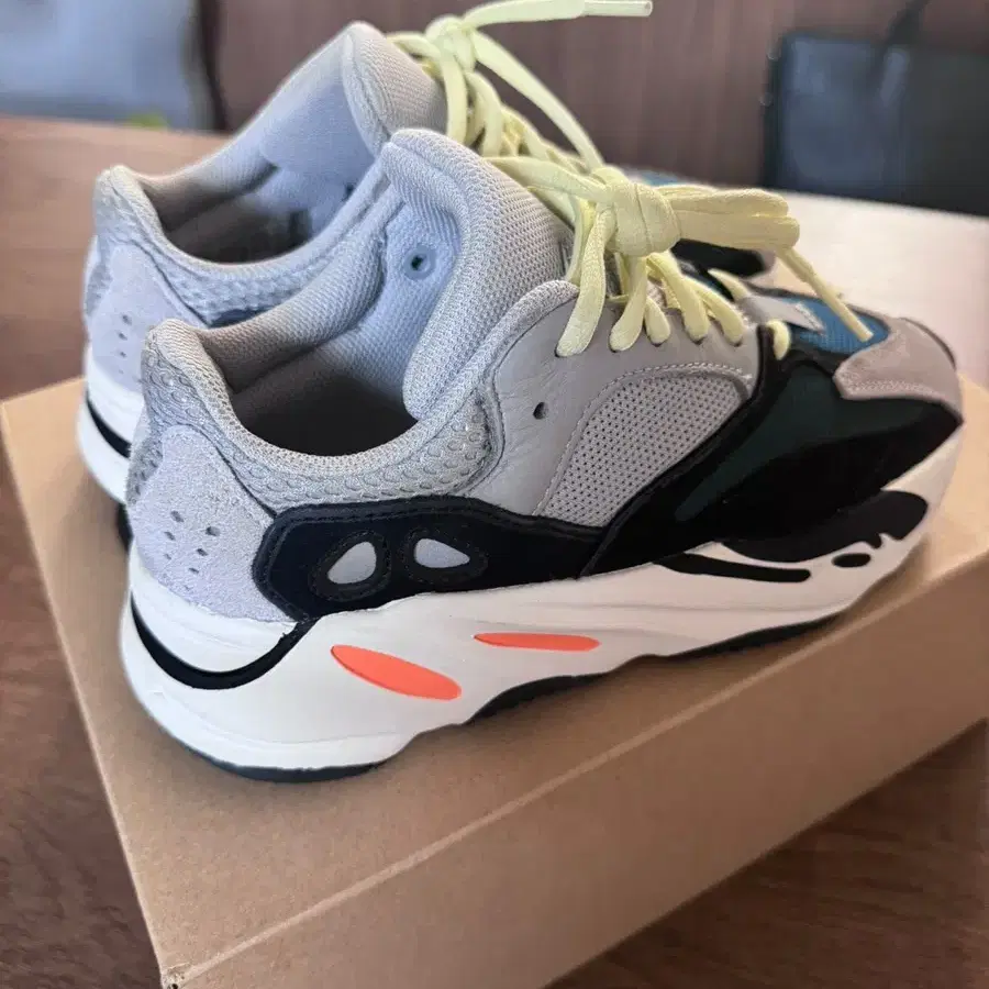 Adidas Yeezy 700 웨이브러너 (235cm)