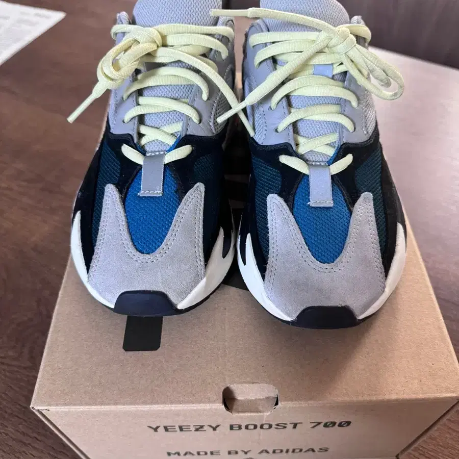 Adidas Yeezy 700 웨이브러너 (235cm)