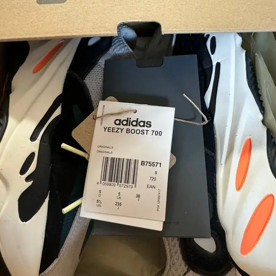 Adidas Yeezy 700 웨이브러너 (235cm)