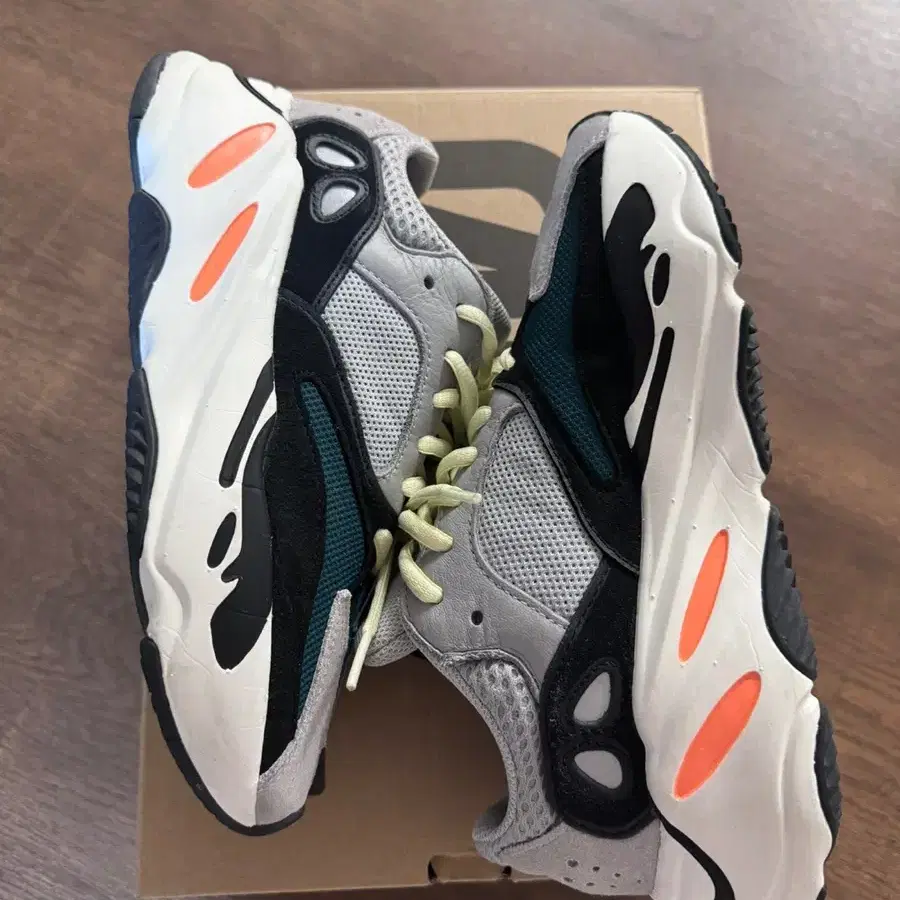 Adidas Yeezy 700 웨이브러너 (235cm)