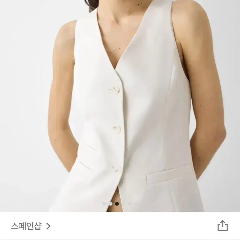 버쉬카 버튼 롱 베스트 화이트 민소매 슬리브리스