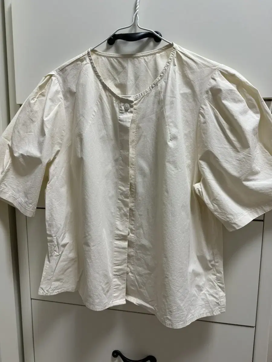 Short-sleeved blouse