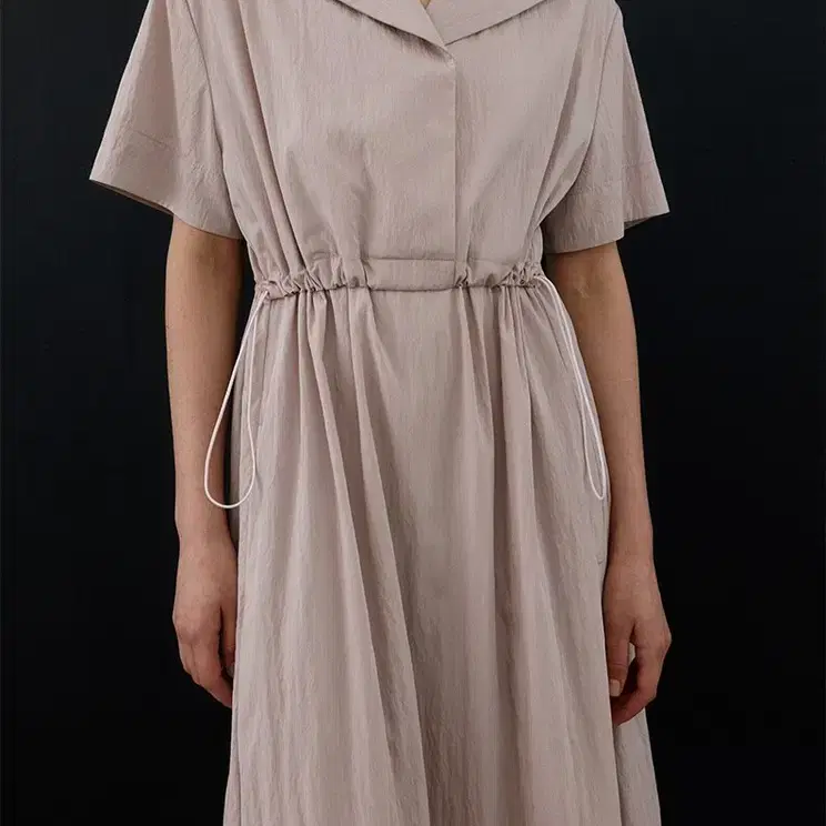 모한(MOHAN) TWR STRING COLLAR DRESS